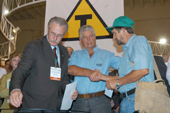 O governador Roberto Requi�o assinou tr�s decretos com repasses para entidades agr�colas. Da esq. para a dir.: o vice-governador e secret�rio da Agricultura Orlando Pessuti, o governador Roberto Requi�o e o representante da ACAP (Associa��o de Cooperativas Agr�colas e Reforma Agr�riado Paran�) Carlos Neudi Finhler que recebe um cheque de R$100.000,00. Foto Julio Covello-SECS